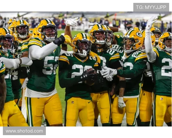 希尔无球跑动拉开空间，改变球队进攻结构